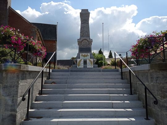 Le Monument aux Morts à droite de l'église