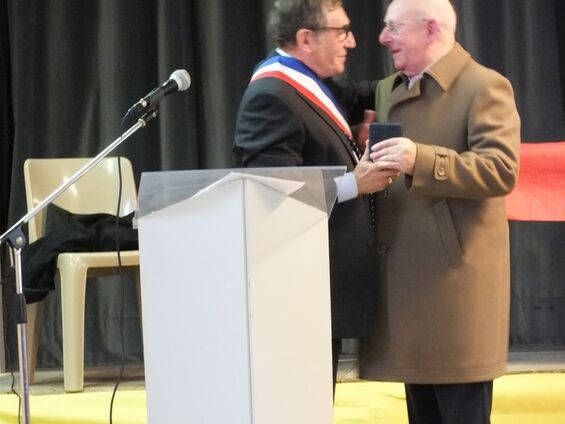 Monsieur Albert MERESSE a reçu de Monsieur le Maire, la Médaille de la Commune. Céremonie du 11 novembre 2013