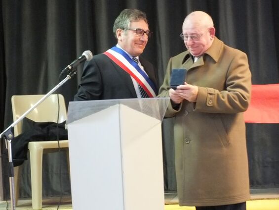Monsieur Albert MERESSE a reçu de Monsieur le Maire, la Médaille de la Commune. Céremonie du 11 novembre 2013